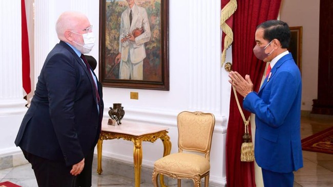 Presiden Joko Widodo menegaskan komitmen Indonesia mengatasi perubahan iklim saat bertemu Wakil Presiden Eksekutif Komisi Eropa Frans Timmermans.