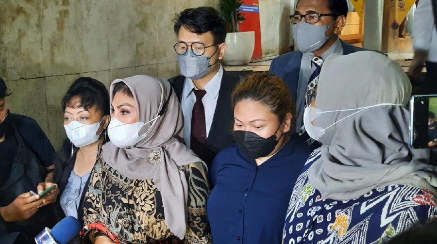 Olivia Nathania &lpar;bermasker hitam&rpar; usai jalani pemeriksaan di Polda Metro Jaya soal dugaan CPNS fiktif