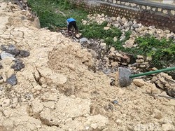 Diterjang Hujan Deras, Plengsengan Penahan Jalan di Lamongan Ambrol