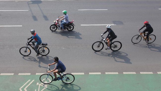 Polda Metro Jaya menyebut rombongan pesepeda yang keluar dari jalur menabrak anggota polantas. Setelah itu, rombongan pesepeda tidak terima.