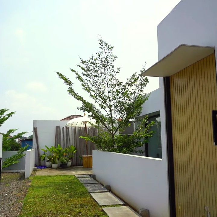 <p>Rumah Sammy juga memiliki balkon lho, Bunda. Balkon ini sering digunakan oleh Sammy dan keluarga untuk BBQ-an. Keren banget, ya! (Foto: Youtube Boy William)</p>