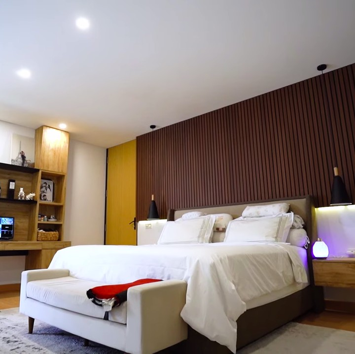 <p>Kamar Sammy dan Viviane sendiri sangat besar dan luas. Kalau dilihat-lihat kamar utama ini menyerupai kamar hotel berbintang lima, Bunda. (Foto: Youtube Boy William)</p>