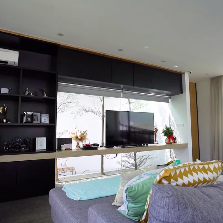 <p>Pada ruang keluarga, Sammy dan Viviane menambahkan televisi super besar dan sofa warna abu-abu, Bunda. Ruangan ini juga biasa mereka gunakan untuk bersantai bersama anak dan teman yang datang ke rumah. (Foto: Youtube Boy William)</p>