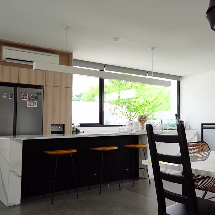 <p>Ruangan yang menjadi favorit Viviane adalah dapur, Bunda. Ternyata wanita 34 tahun ini pandai memasak, lho. Hal ini diakui Sammy Simorangkir lantaran ia begitu suka masakan capit kepiting buatan Viviane. (Foto: Youtube Boy William)</p>