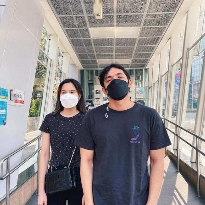 <p>Satine Zaneta diketahui juga memiliki hobi menyanyi. Ia dan ayahnya pernah duet bareng nih, Bunda. (Foto: Instagram @satinezaneta)</p>