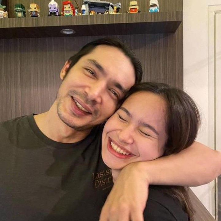 <p>Satine Zaneta juga memproduksi lagu, lho. Single-nya yang bertajuk Utuh belum lama ini dirilis. Kita doakan sukses untuk Satine menjalani karier yang dipilih ya! (Foto: Instagram @abimana_arya)</p>