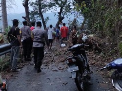 Material Longsor Dibersihkan, Desa di Madiun Terdampak Hujan Es Kini Bisa Dilalui