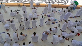Covid Melonjak di Saudi, Saf Salat di Masjidil Haram Renggang Lagi