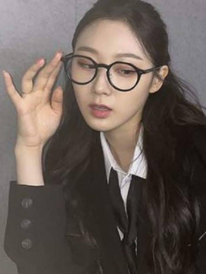 Suka minder dengan penampilan teman-teman di kantor, sekolah, atau kuliah karena pakai kacamata? Coba pakai blazer untuk outer kemeja kamu seperti Giselle yang office look-nya kelihatan makin menawan jika pakai kacamata./Foto: instagram.com/aespa_official