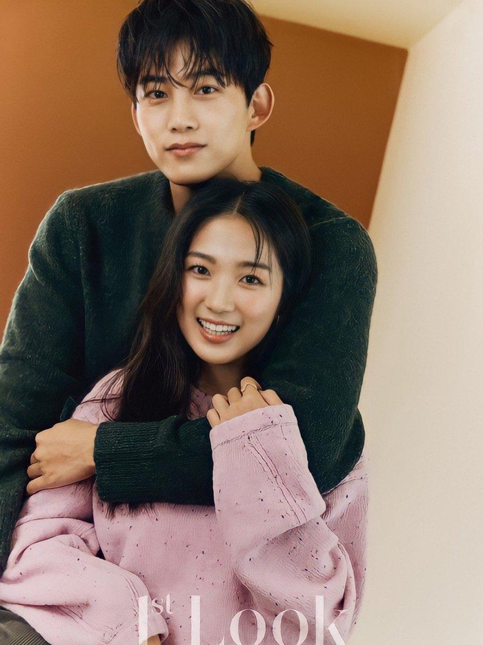 Melalui pemotretan bersama 1st Look, Taecyeon dan Kim Hye Yoon memamerkan chemistry mereka. Dengan konsep yang warm dan sederhana, keduanya terlihat serasi!/Foto: allkpop.com