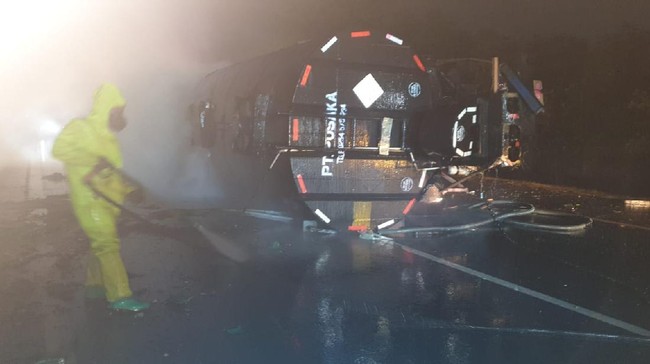 Kabid Humas Polda Banten menyatakan dari kecelakaan beruntun truk kimia di tol Tangerang-Merak ada satu tewas, 28 korban luka. Lima di antaranya rawat intensif.