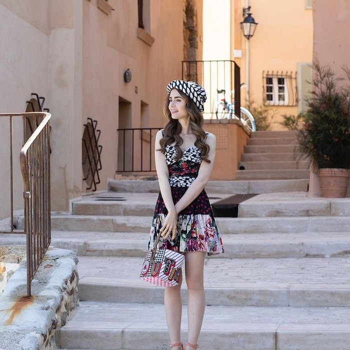Untuk Beauties yang bertubuh mungil, cobalah untuk mengenakan mini dress bercorak seperti Emily. Padukan dengan topi berwarna senada. (foto:@emilyinparis)