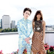 Simak Gaya Stylish Zendaya dan Timothee Chalamet Saat Mempromosikan Film 'Dune', Kompak Banget!