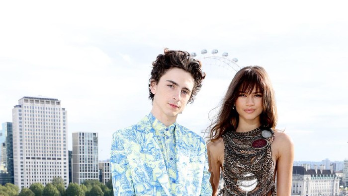Simak Gaya Stylish Zendaya dan Timothee Chalamet Saat Mempromosikan Film 'Dune', Kompak Banget! Simak Gaya Stylish Zendaya dan Timothee Chalamet Saat Mempromosikan Film 'Dune', Kompak Banget!