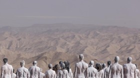 FOTO: 300 Orang Gelar Aksi Telanjang di Gurun Israel