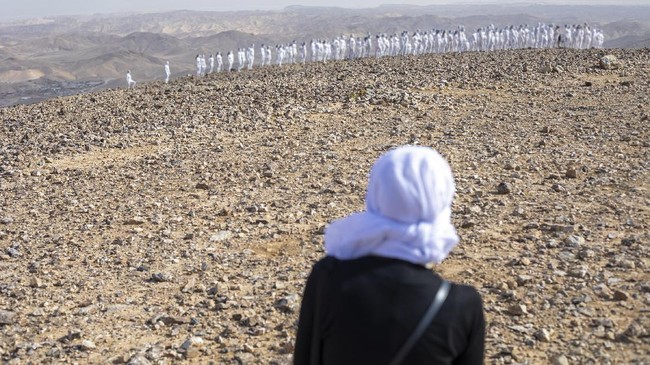FOTO: 300 Orang Gelar Aksi Telanjang di Gurun Israel