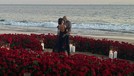 Travis Barker melamar Kourtney Kardashian dengan cara romantis di tepi pantai penuh bunga mawar&period; Yuk intip&excl;