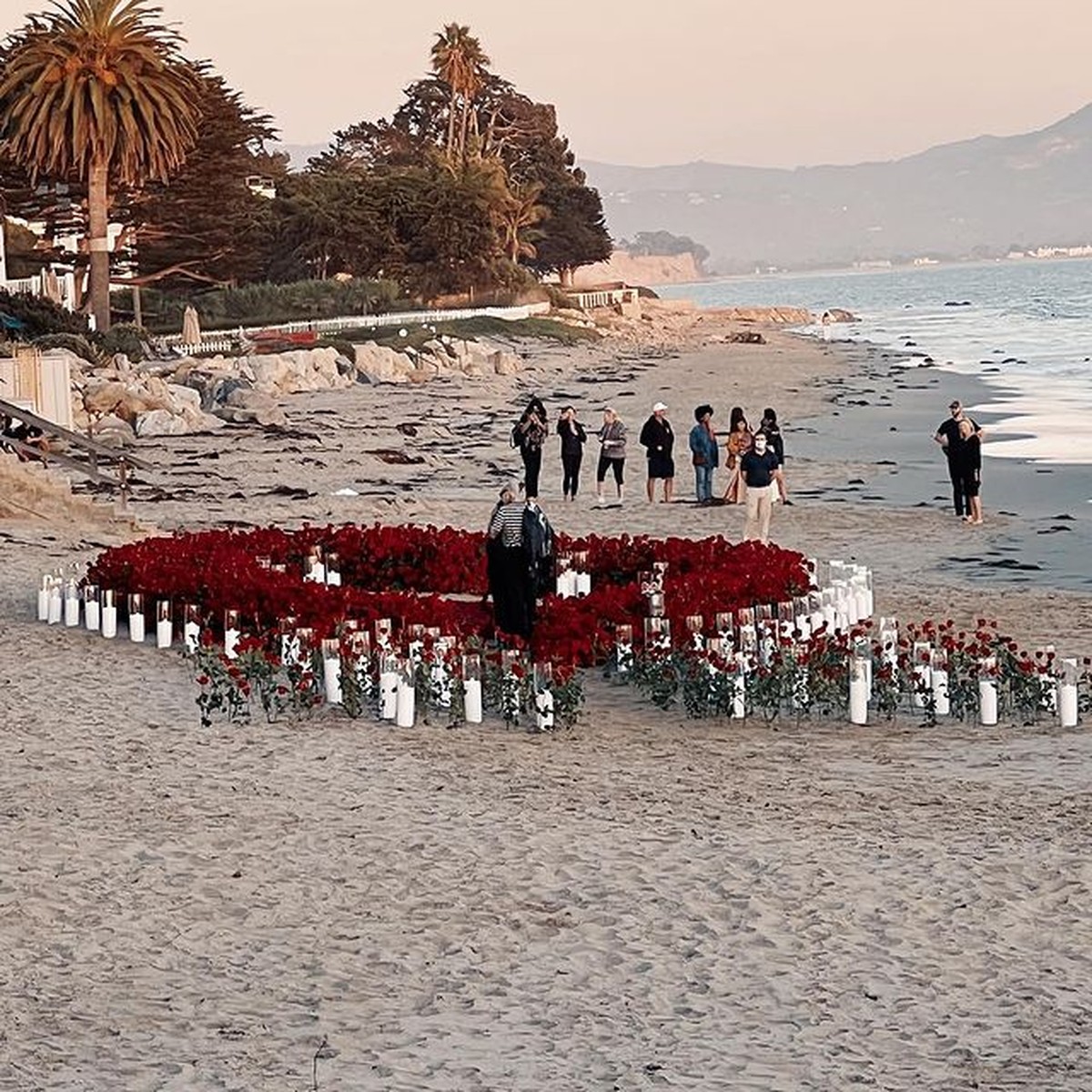 Travis Barker melamar Kourtney Kardashian dengan cara romantis di tepi pantai penuh bunga mawar&period; Yuk intip&excl;