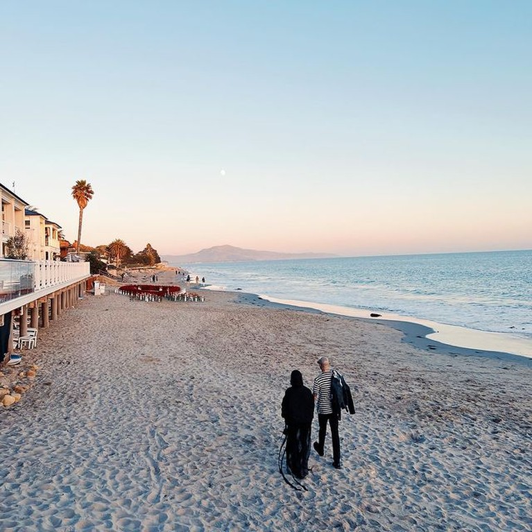 6 Momen Romantis Travis Barker Lamar Kourtney Kardashian di Pantai Travis Barker melamar Kourtney Kardashian dengan cara romantis di tepi pantai penuh bunga mawar. Yuk intip!
