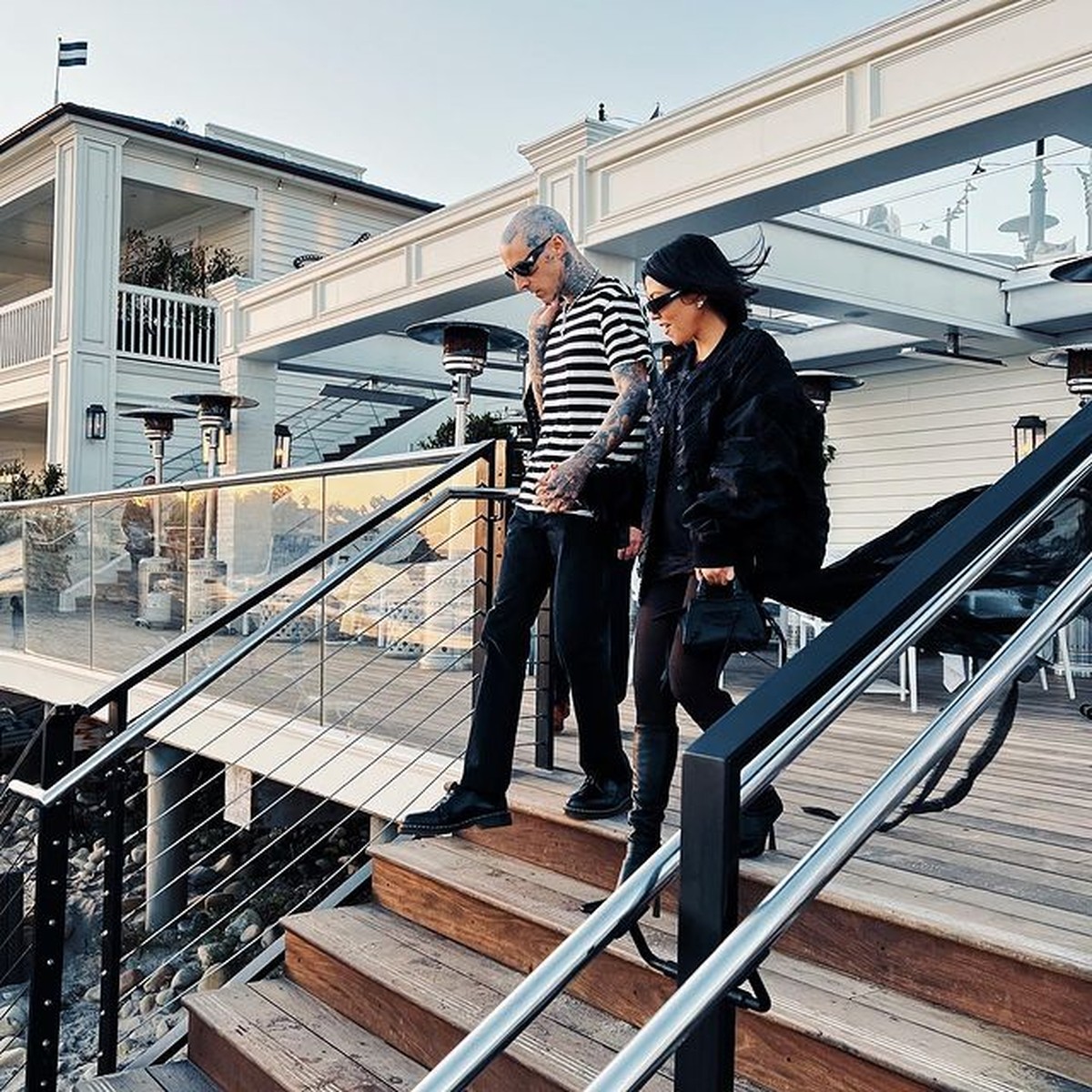 Travis Barker melamar Kourtney Kardashian dengan cara romantis di tepi pantai penuh bunga mawar&period; Yuk intip&excl;