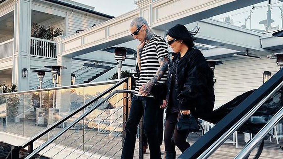 Travis Barker melamar Kourtney Kardashian dengan cara romantis di tepi pantai penuh bunga mawar. Yuk intip!