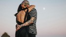 Travis Barker melamar Kourtney Kardashian dengan cara romantis di tepi pantai penuh bunga mawar&period; Yuk intip&excl;