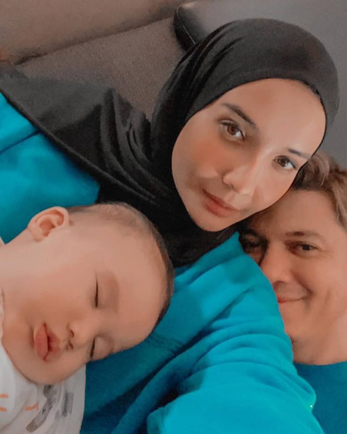 Zaskia Sungkar dan Irwansyah membawa baby Ukkasya pertama kali naik pesawat liburan ke luar negeri&period; Yuk intip potretnya&excl;