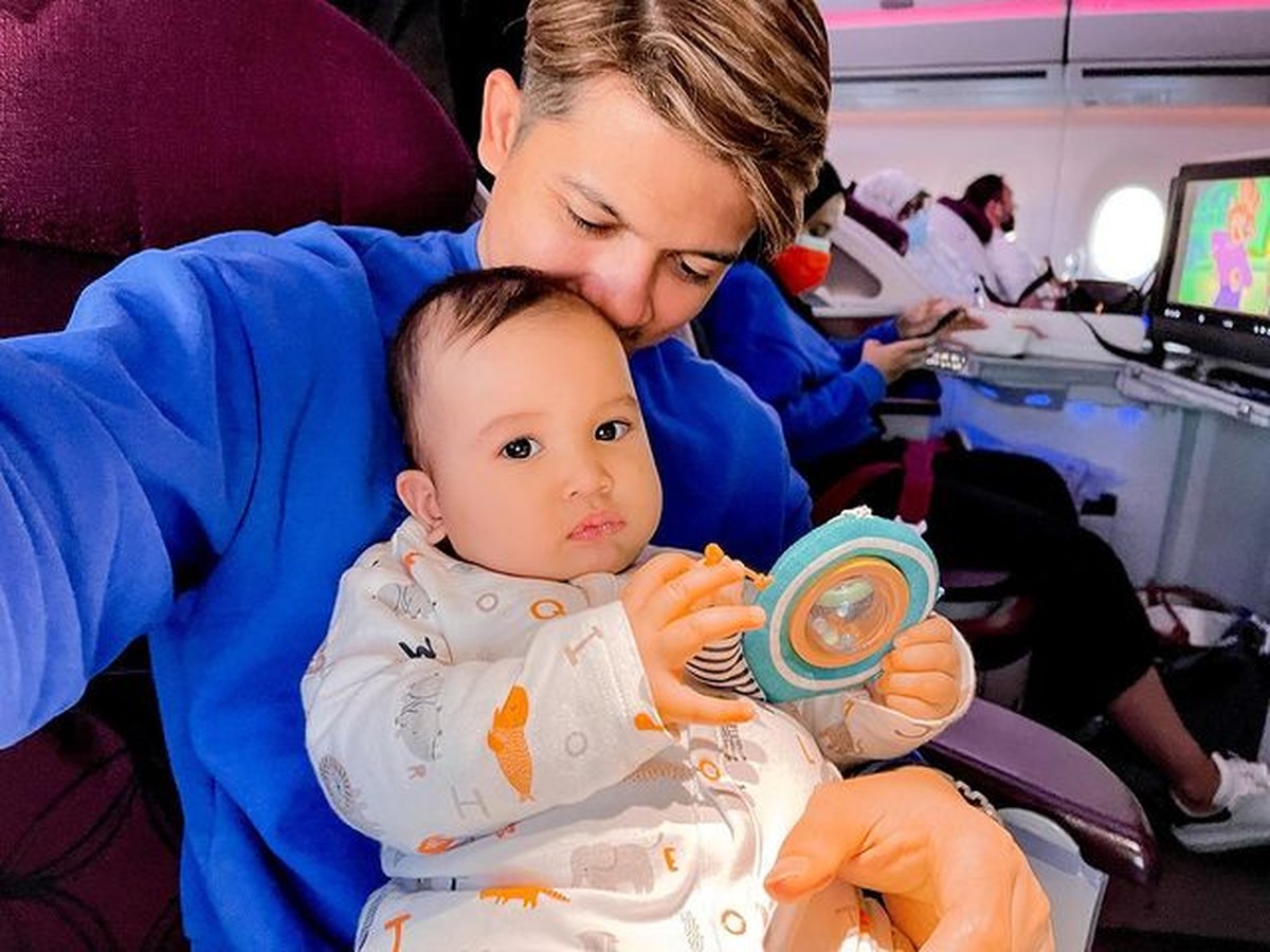 Zaskia Sungkar dan Irwansyah membawa baby Ukkasya pertama kali naik pesawat liburan ke luar negeri&period; Yuk intip potretnya&excl;