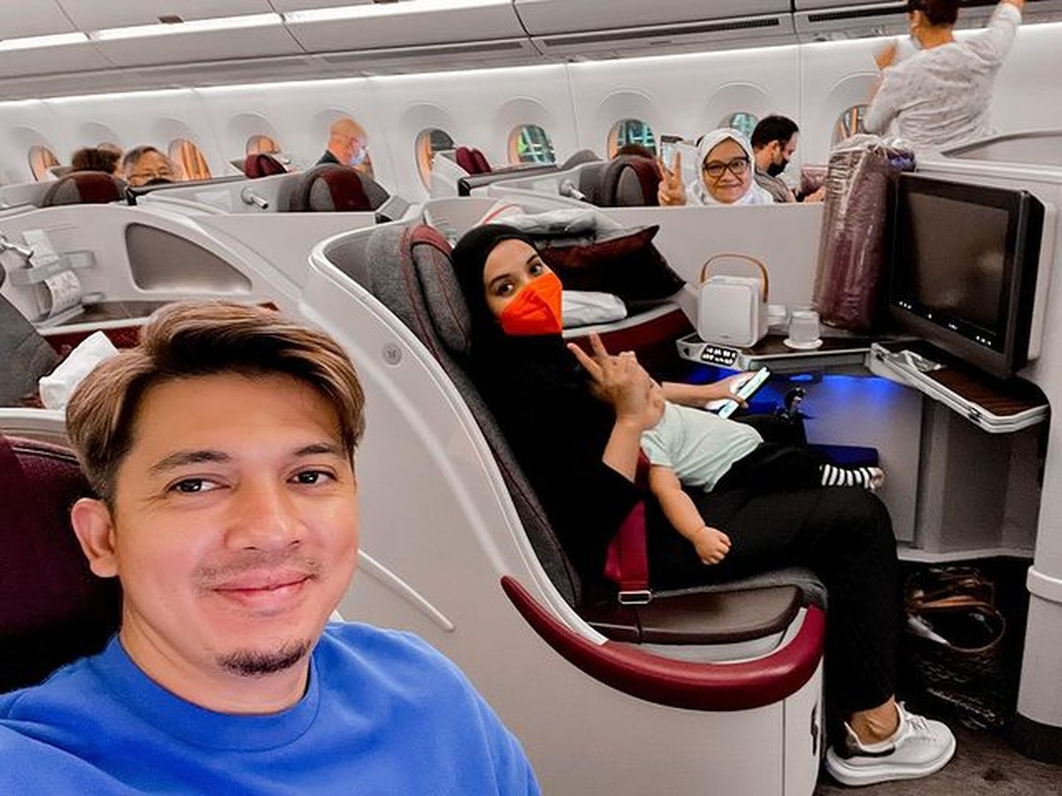 Zaskia Sungkar dan Irwansyah membawa baby Ukkasya pertama kali naik pesawat liburan ke luar negeri&period; Yuk intip potretnya&excl;