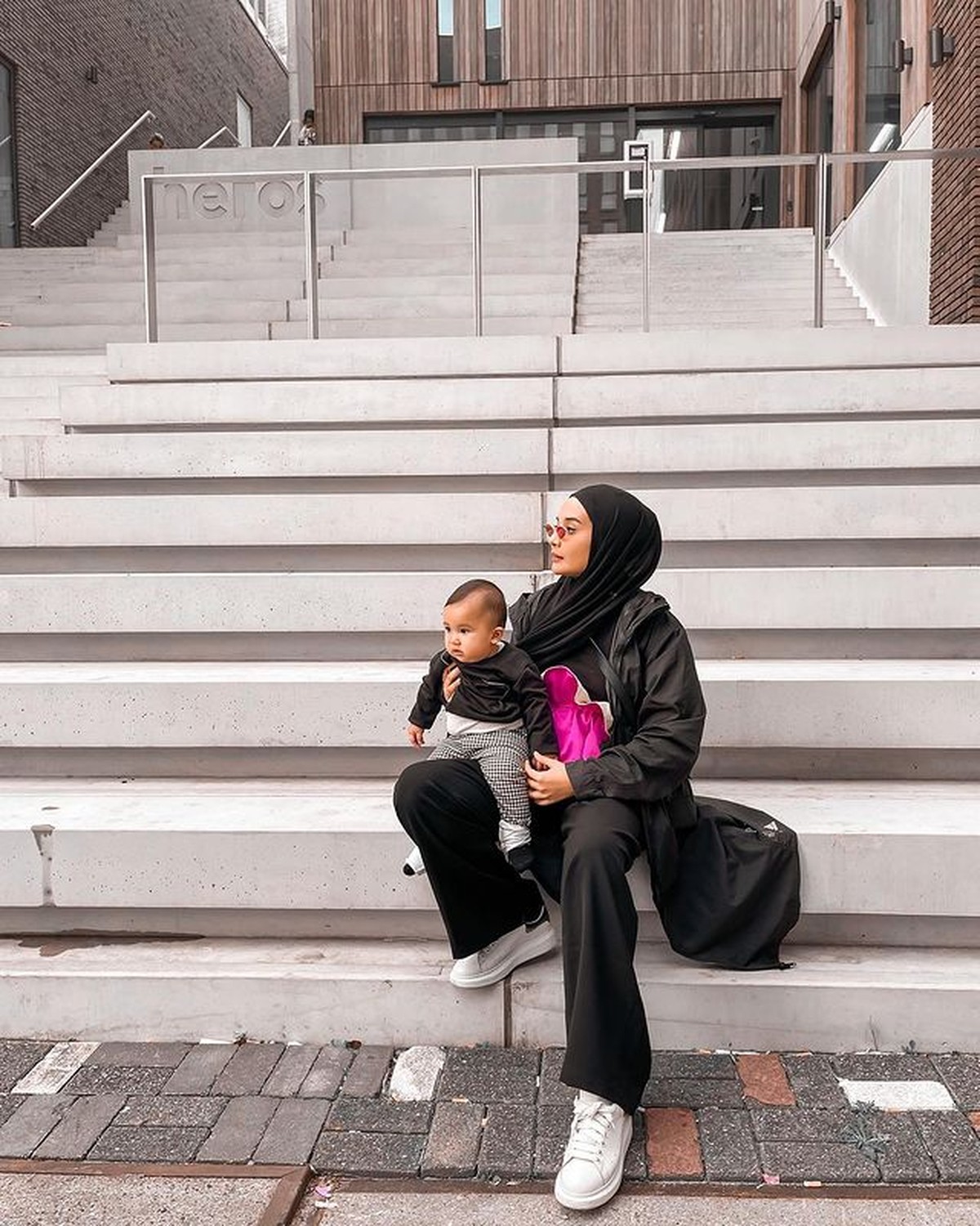 Zaskia Sungkar dan Irwansyah membawa baby Ukkasya pertama kali naik pesawat liburan ke luar negeri&period; Yuk intip potretnya&excl;