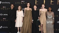 <p>Belum lama ini, Angelina Jolie membawa kelima anaknya di acara karpet merah <em>The Eternals</em>. Anak-anaknya yang beranjak dewasa sukses curi perhatian, terutama Shiloh yang saat kecil tomboi, kini tambil anggun mirip dengan ibunda. (Foto: Jordan Strauss/Invision/AP)</p>