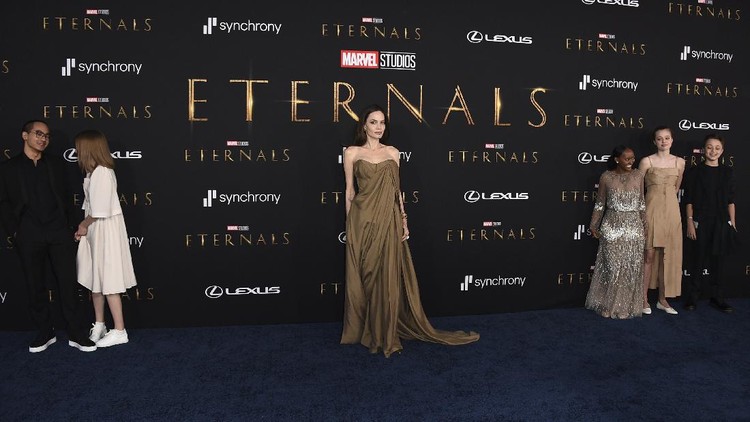 Angelina Jolie di Premier Eternals From left, Maddox Jolie-Pitt, Vivienne Jolie-Pitt, Angelina Jolie, Knox Jolie-Pitt, Shiloh Jolie-Pitt, and Zahara Jolie-Pitt arrive at the premiere of