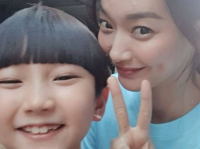 Bersama si imut yang selalu bersikap dewasa Jang I Jun, pasien pertama Yoon Hye Jin di Gongjin. Kalau waktu itu ia nggak mengobati I Jun, mungkin Yoon Hye Jin batal pindah ke Gongjin, ya?/ Foto: instagram.com/hometownchachacha_tvn