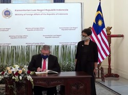Bertemu Menlu Malaysia, Retno Marsudi Bahas Perlindungan WNI