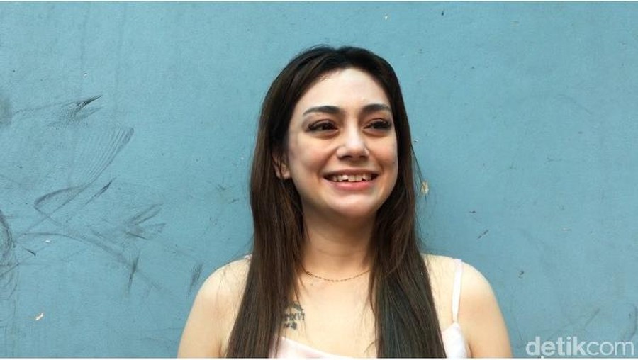 Mata sembab Celine Evangelista lihat video Stefan William dengan perempuan lain