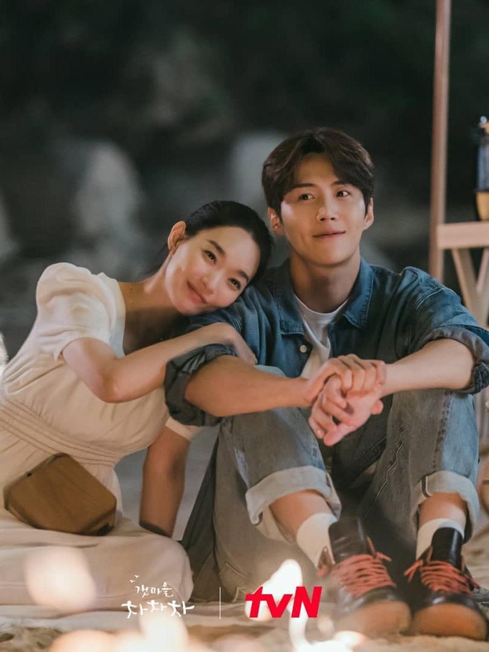 Diceritakan Yoon Hye Jin (Shin Min Ah) adalah dokter gigi yang membuka klinik gigi di desa Gongjin. Sementara, Hong Du Sik (Kim Seon Ho) sendiri adalah pria serba bisa yang bekerja serabutan di desa tersebut./Foto: instagram.com/hometownchachacha