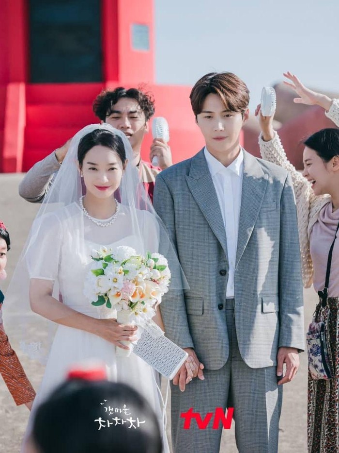 Dokter Hye Jin dan Kepala Hong melangsungkan pre-wedding untuk hari bahagia pernikahan mereka bersama para warga desa Gongjin. Senangnya, Dimple Couple berakhir bahagia di Hometown Cha Cha Cha!/ Foto:Instagram.com/hometownchachacha
