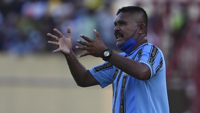 Mantan pemain Timnas Indonesia Eduard Ivakdalam berpesan agar atlet lokal tidak minder di tengah gempuran program naturalisasi PSSI.