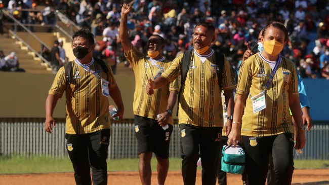 Tangan dingin Eduard Ivakdalam dalam meracik taktik berbuah medali emas PON Papua untuk tim sepak bola dari bumi Cendrawasih itu.