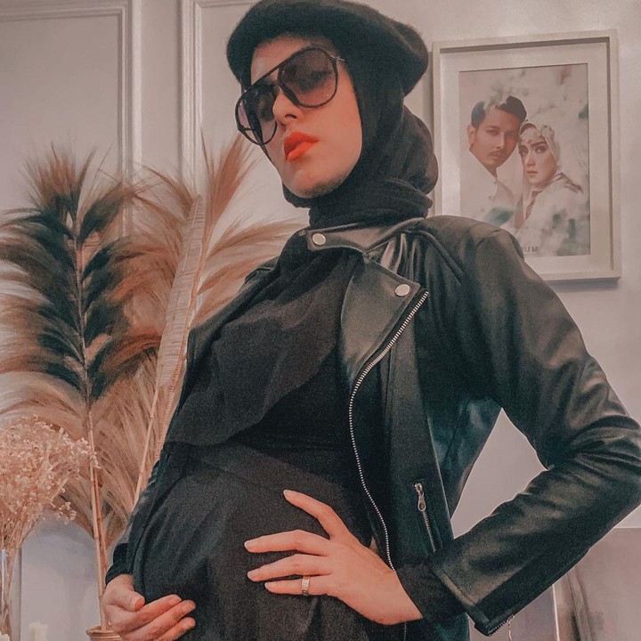 <p>Fairuz A Rafiq ketika sesi pemotretan. Sedang hamil malah terlihat makin kece ya? (Foto: Instagram @fairuzarafiq)</p>