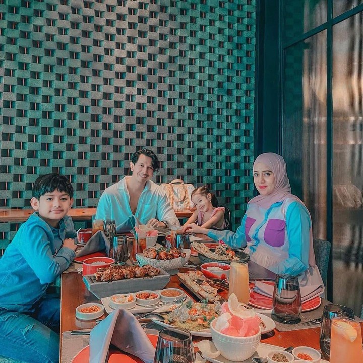 <p>Dalam beberapa kesempatan, Fairuz A Rafiq pun dimanjakan suami dengan quality time bersama keluarga. Salah satunya makan di restoran, di sebuah hotel berbintang. (Foto: Instagram @sonnyseptian)</p>