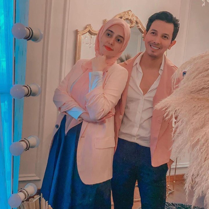 <p>Fairuz A Rafiq dan Sonny Septian kini sedang menanti kehadiran anak ketiga mereka, Bunda. Pada bulan Juli lalu, mereka mengumumkan kehamilan lewat akun media sosial. (Foto: Instagram @fairuzarafiq)</p>