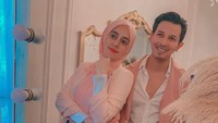 <p>Fairuz A Rafiq dan Sonny Septian kini sedang menanti kehadiran anak ketiga mereka, Bunda. Pada bulan Juli lalu, mereka mengumumkan kehamilan lewat akun media sosial. (Foto: Instagram @fairuzarafiq)</p>