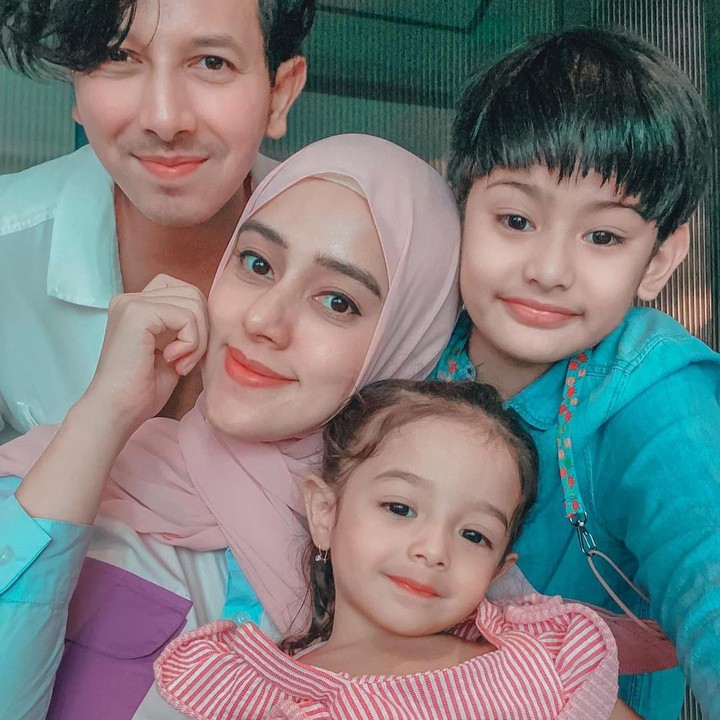 <p>Sama seperti para bunda yang sedang hamil, Fairuz A Rafiq mendapat perhatian ekstra dari sang suami dan anak. (Foto: Instagram @fairuzarafiq)</p>