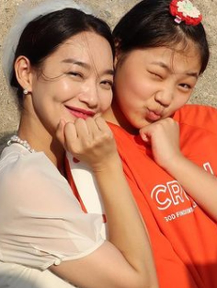 Para fangirl-nya DOS akhirnya foto bareng juga! Awalnya, Oh Ju Ri selalu meragukan tindakan Yoon Hye Jin. Namun, seiring berjalannya waktu mereka berdua jadi cukup akrab. Terlebih setelah Hye Jin dan Du Sik membantu Ju Ri untuk tampil di atas panggung!/ Foto: instagram.com/illusomina