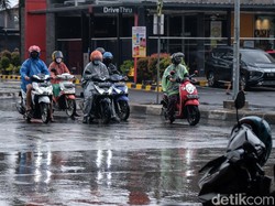 5 Rekomendasi Jas Hujan Anti Tembus yang Nyaman Dipakai