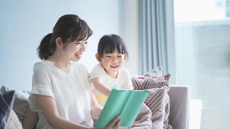 Ilustrasi ibu dan anak membaca buku Ilustrasi ibu dan anak membaca buku