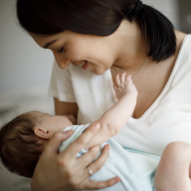 Ilustrasi ibu menyusui atau menggendong bayi Ilustrasi ibu menyusui atau menggendong bayi