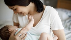 CARA MEMBANGUNKAN BAYI YANG TIDUR UNTUK MENYUSU