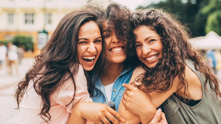 ilustrasi perempuan bahagia Three best friends hugging each other in the city.